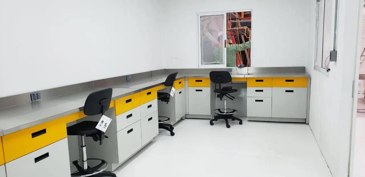 Mueble para laboratorio integral con gabinetes a color y tarjas — Grupo Pecuario San Antonio