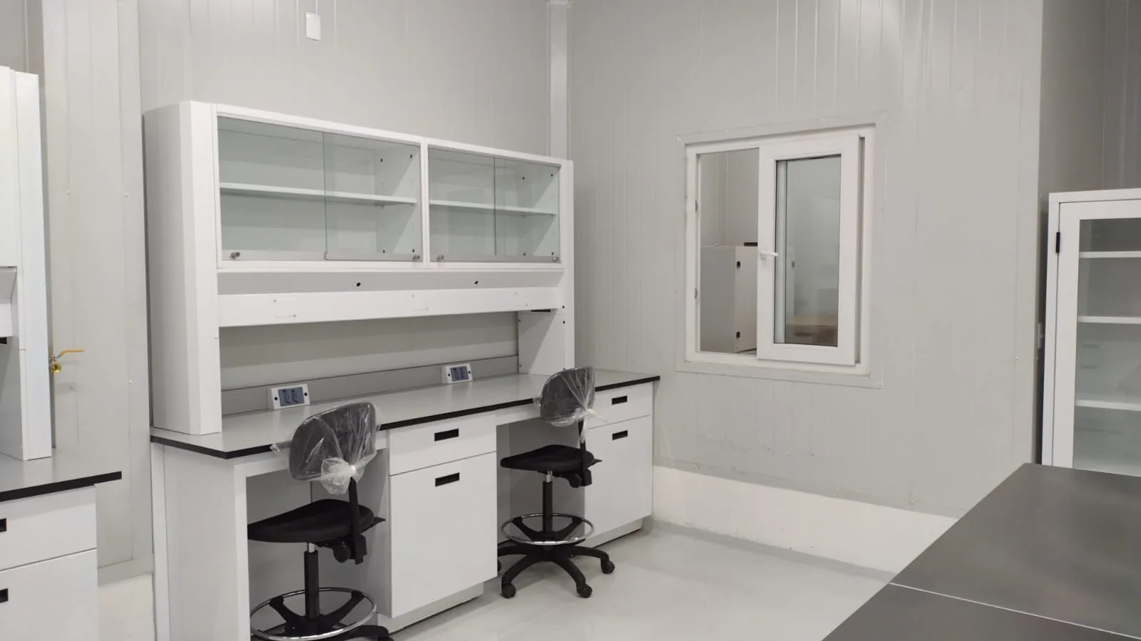 Laboratorio Golden Foods Celaya: estaciones dobles con alacena vitrina y mobiliario Santre