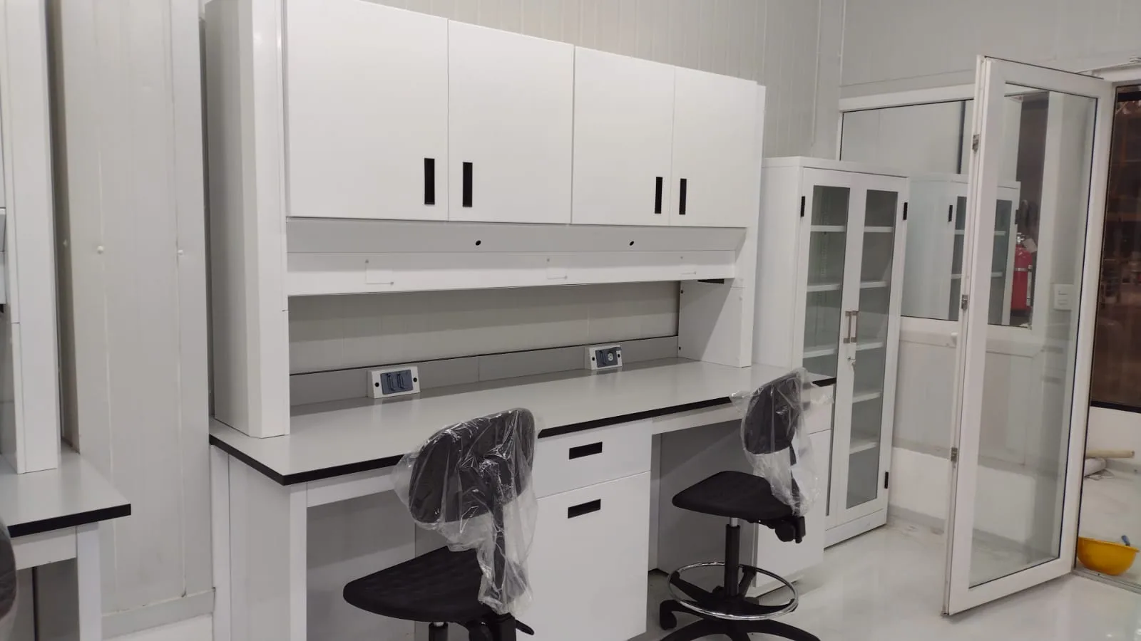 Laboratorio Golden Foods: muro de trabajo con gabinetes y vitrina lateral
