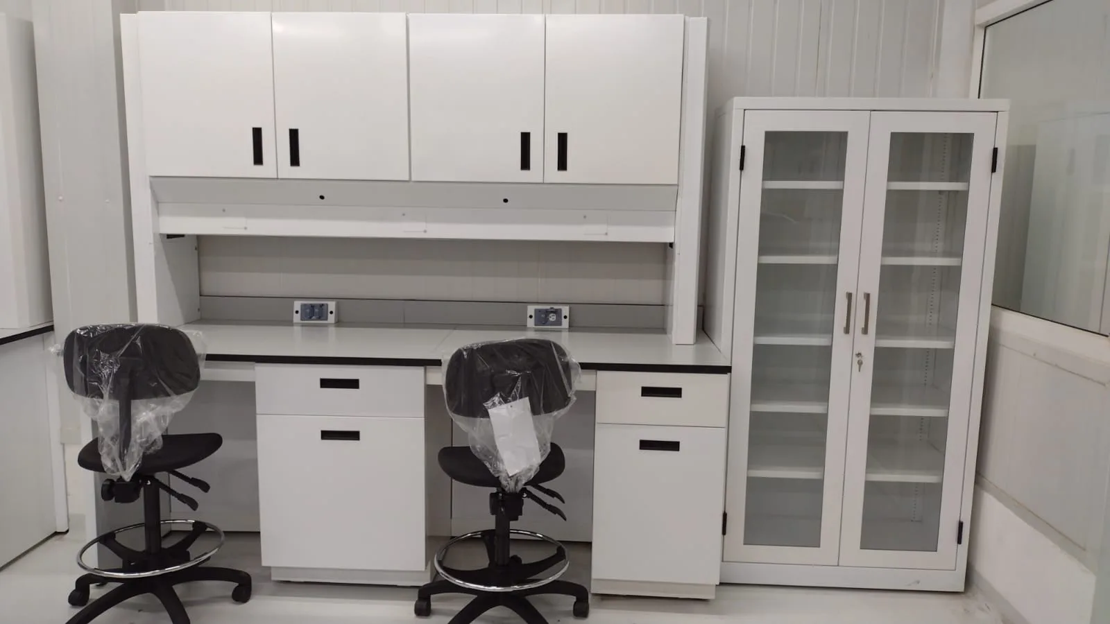 Laboratorio Golden Foods: estaciones gemelas con gabinete alto y vitrina acristalada