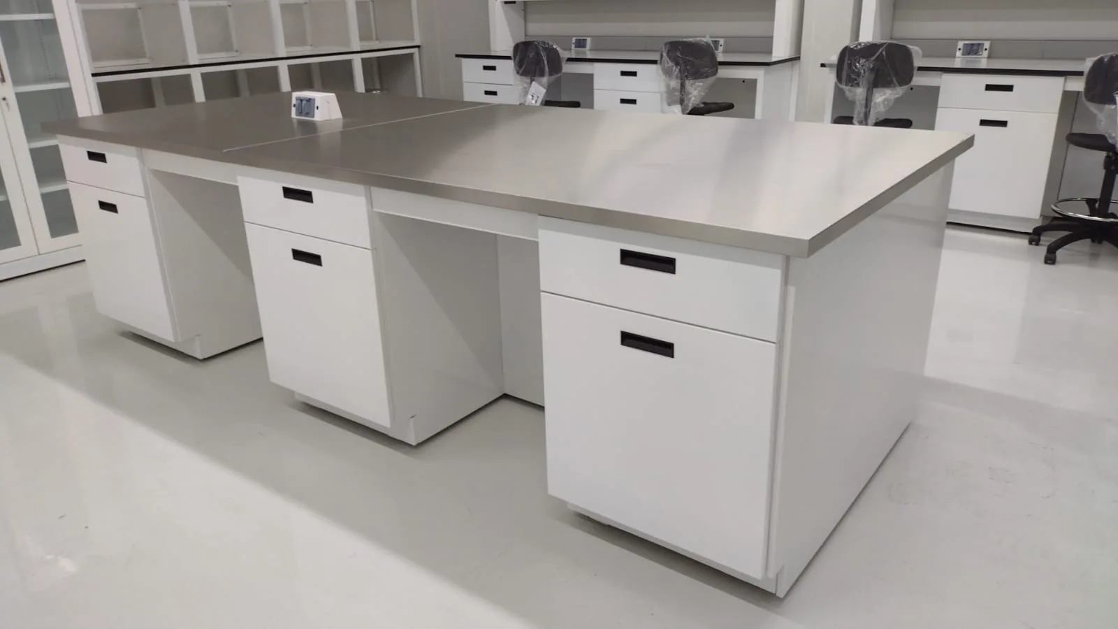 Laboratorio Golden Foods: isla central con cubierta en acero inoxidable