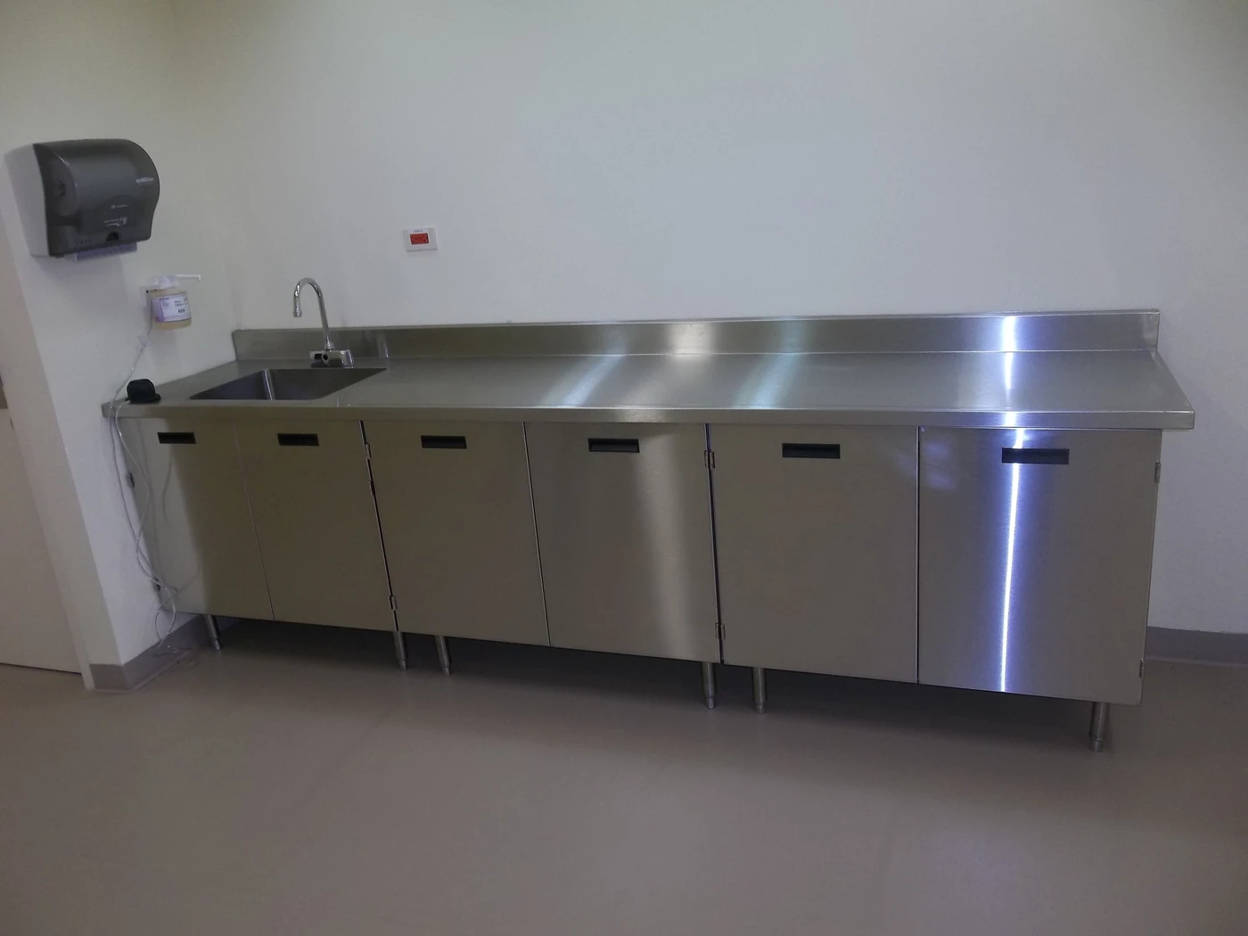Mobiliario de acero inoxidable a medida con tarja integrada — Hospital Zambrano, área de laboratorio / emergencias