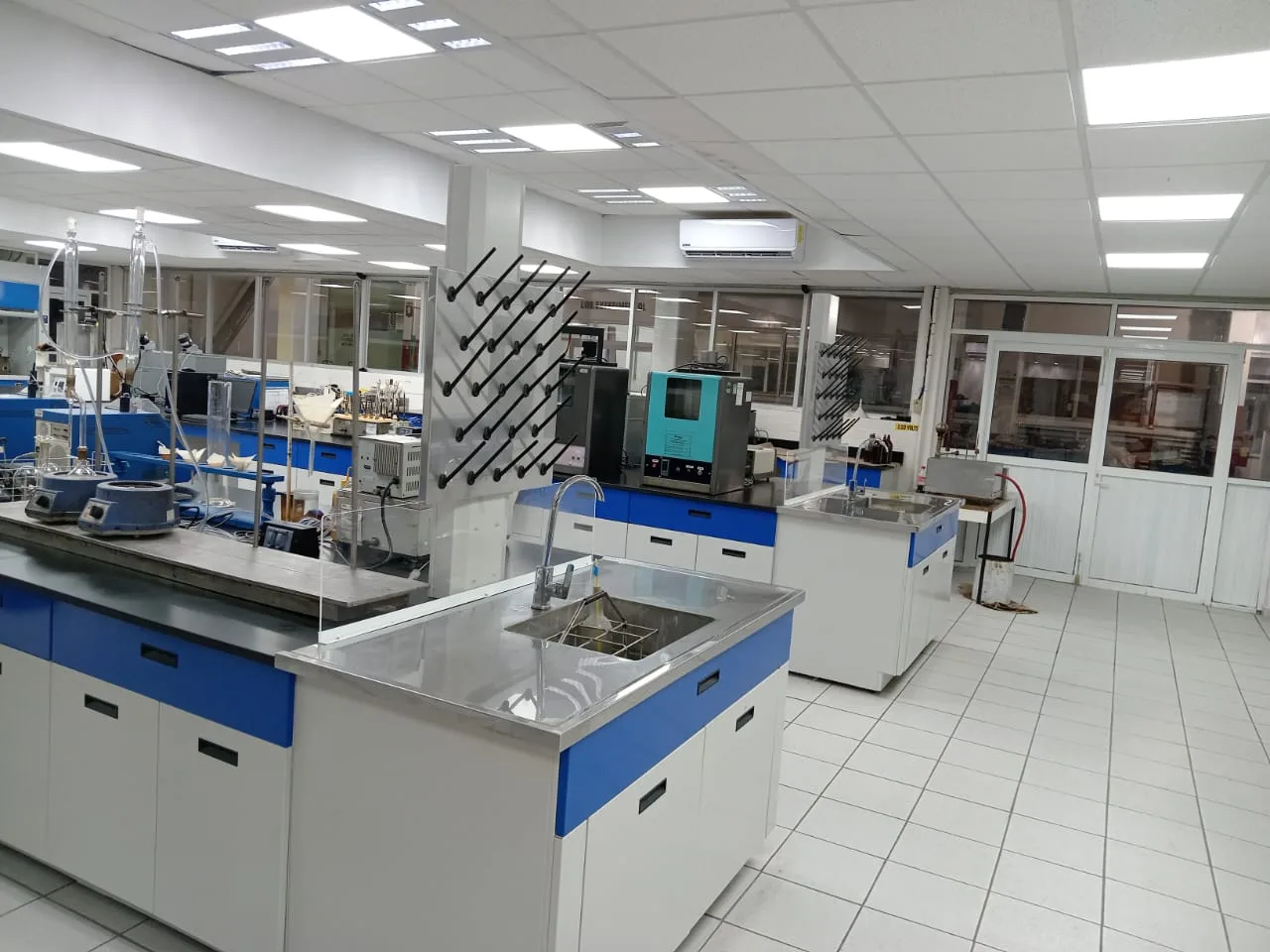 Laboratorio Pemex: estaciones con montaje de vidriería y equipos de proceso
