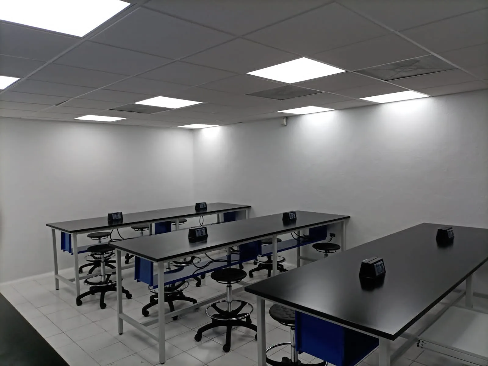 Laboratorio UDEM: detalle de mobiliario perimetral