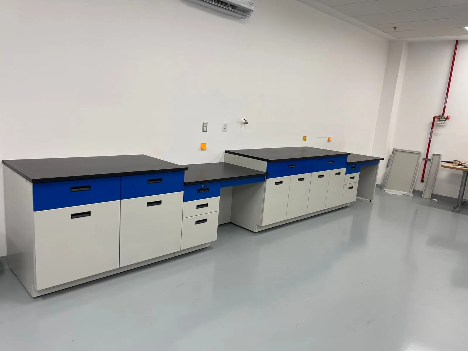 Laboratorio Danfoss con mesas de trabajo y cajonería bajo cubierta — Santre