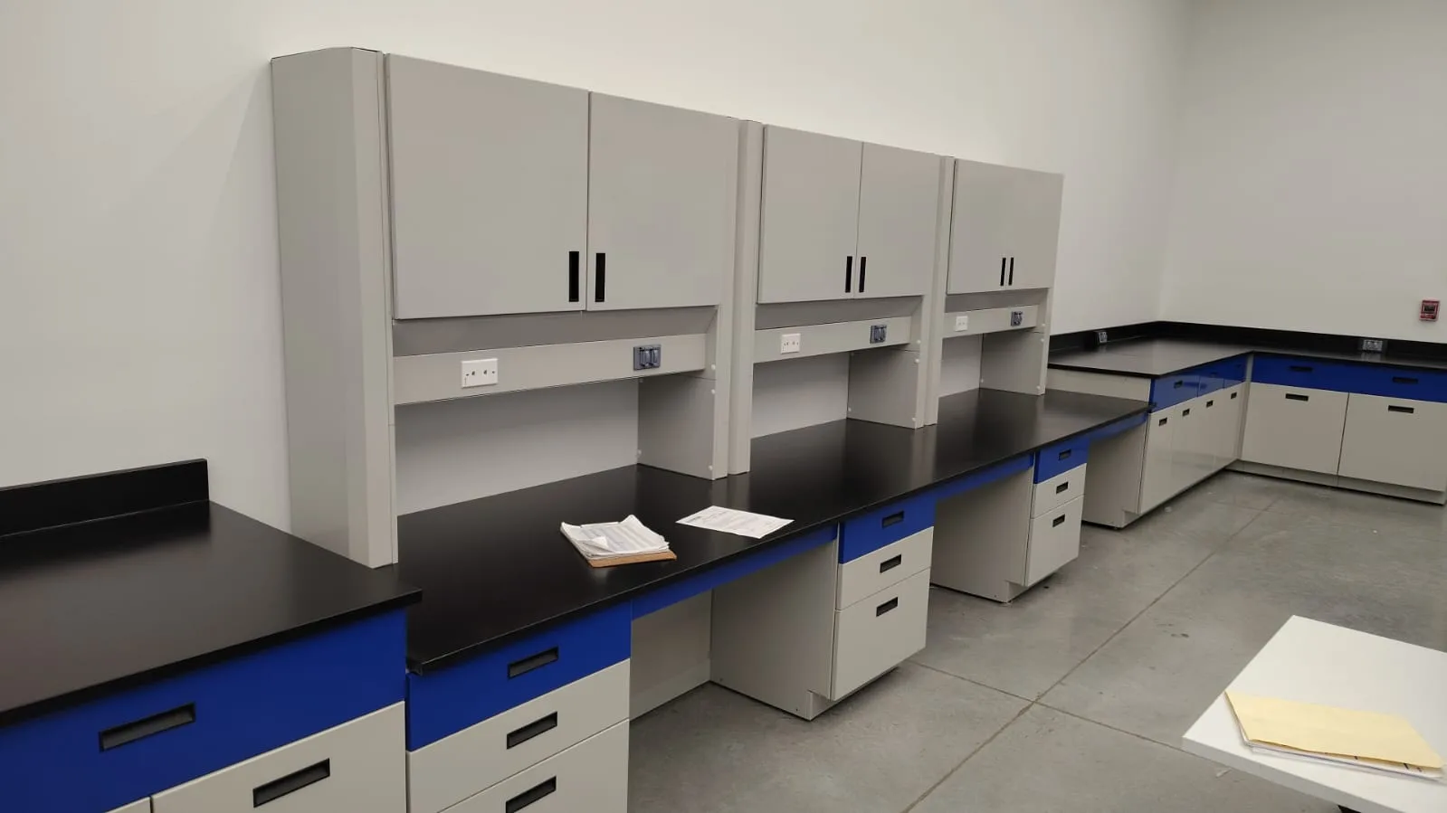Laboratorio Eaton Querétaro con mesas modulares gris y azul — Santre