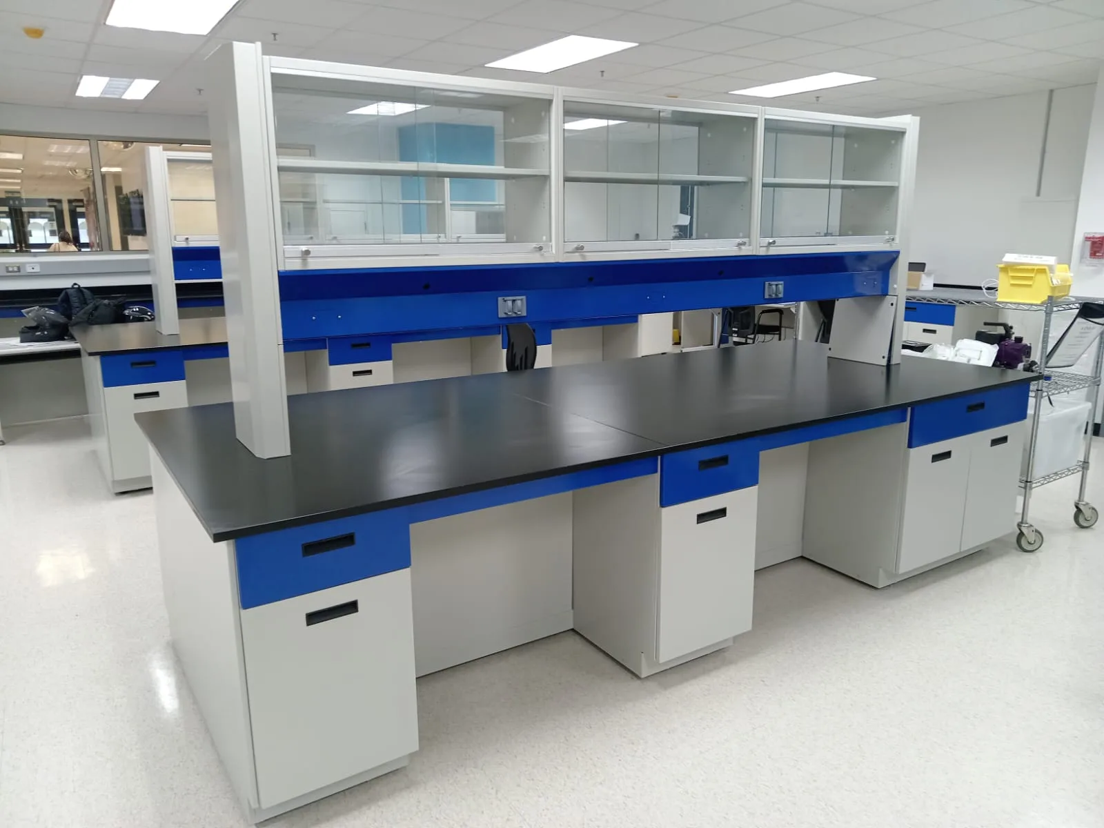 Laboratorio ICU Medical Costa Rica con mesas y mobiliario técnico — Santre