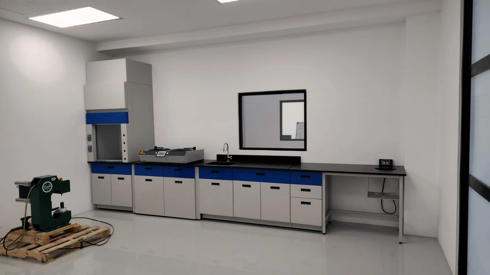 Laboratorio Linde Wieman San Luis Potosí con mesas y gabinetes a piso — Santre