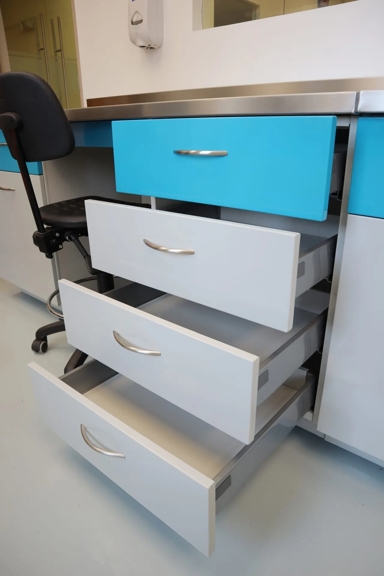 Hospital Zambrano: detalle de cajonería con cajones abiertos y cubierta inox