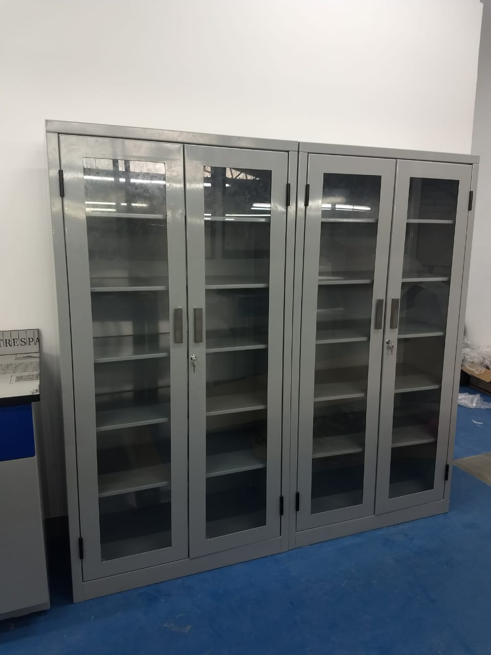 Armario de laboratorio con puertas de vidrio y marco, almacenamiento organizado de material
