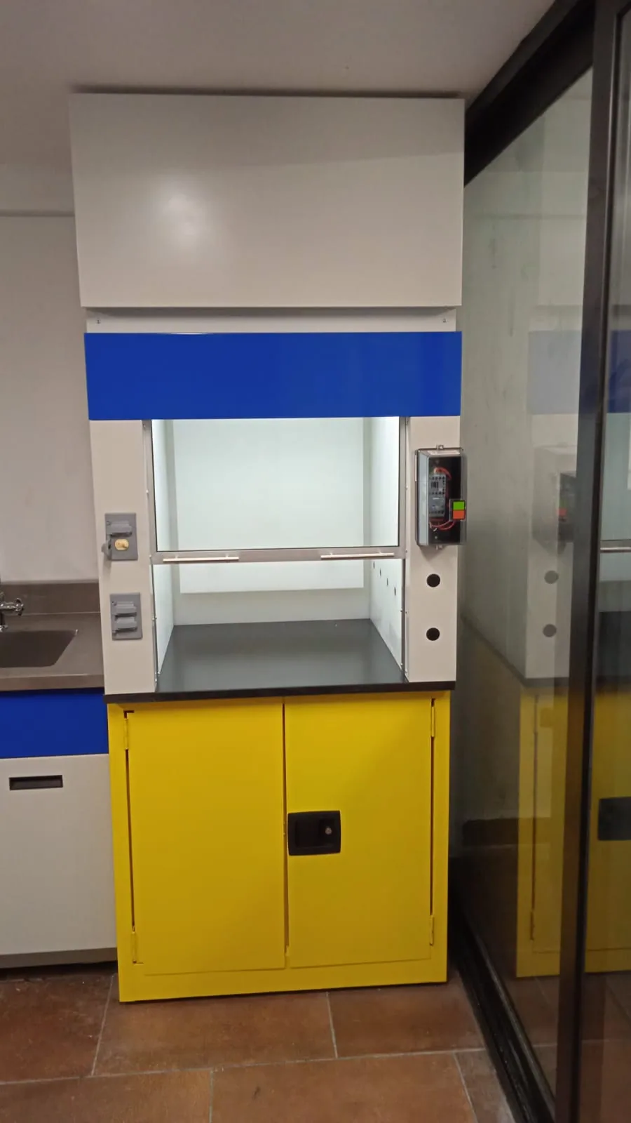 Gabinete de seguridad para reactivos inflamables en laboratorio, fabricado por Santre Industrial en CDMX, Estado de México, Puebla, Morelos, Hidalgo, Tlaxcala y Querétaro