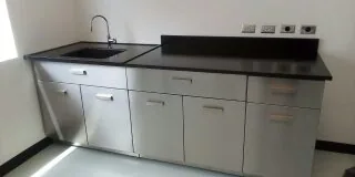 Mesa de laboratorio con cubierta de acero inoxidable