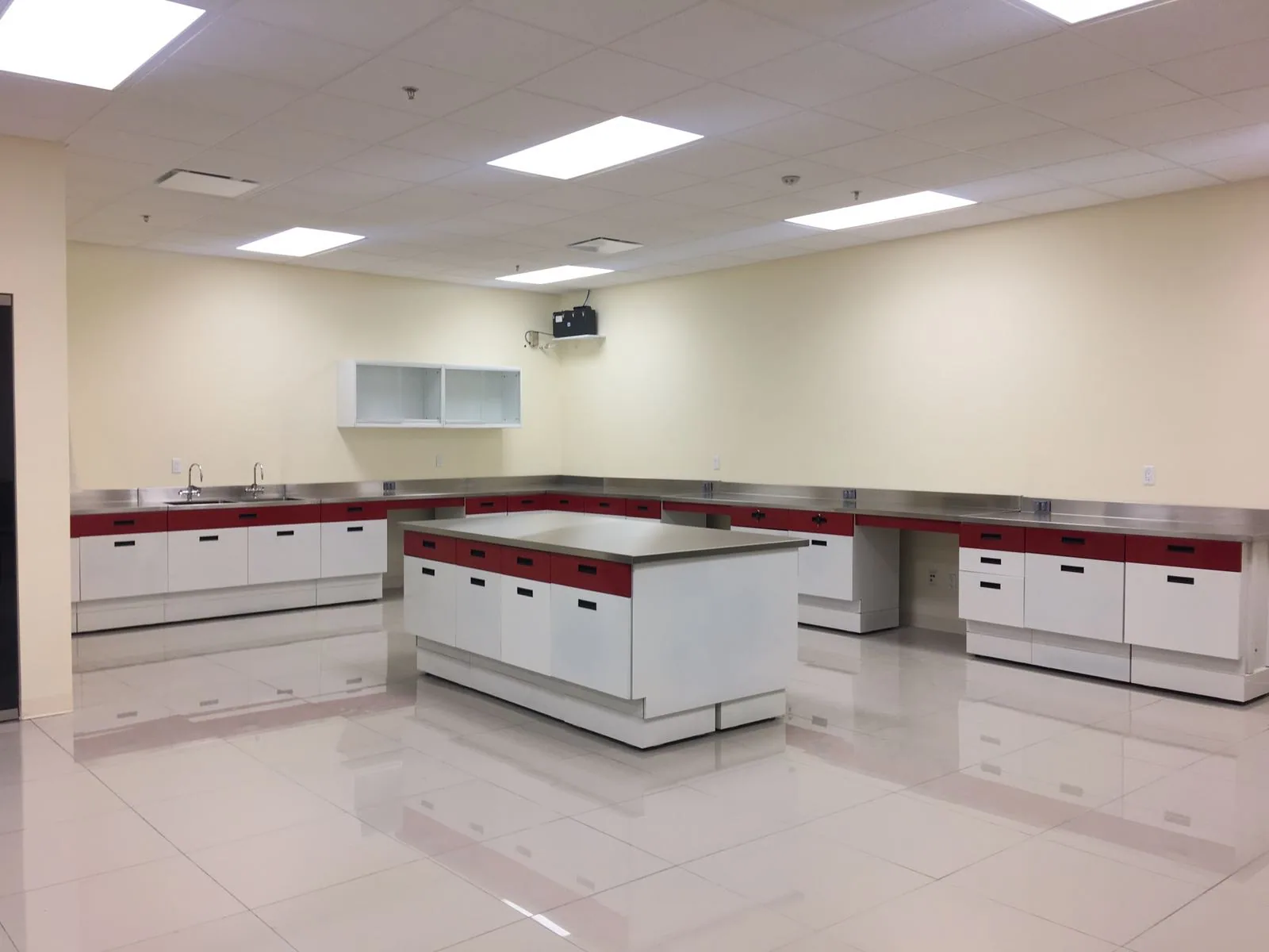 Vitrinas y repisas puente para almacenamiento elevado en laboratorio, fabricado por Santre Industrial en CDMX, Estado de México, Puebla, Morelos, Hidalgo, Tlaxcala y Querétaro