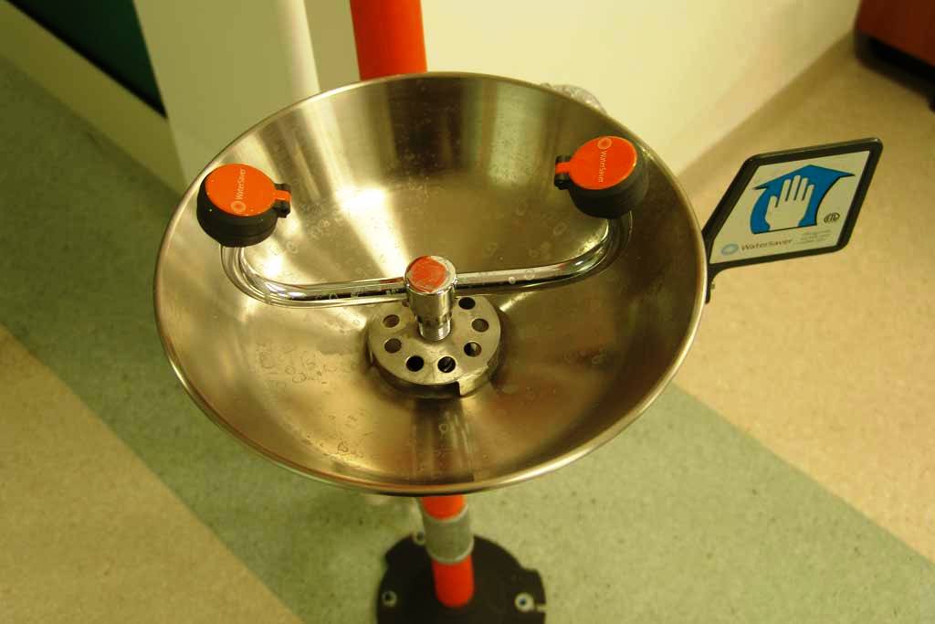 Lavaojos de emergencia instalado en laboratorio