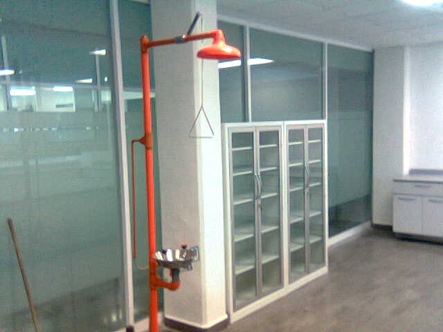 Regadera de emergencia instalada en laboratorio