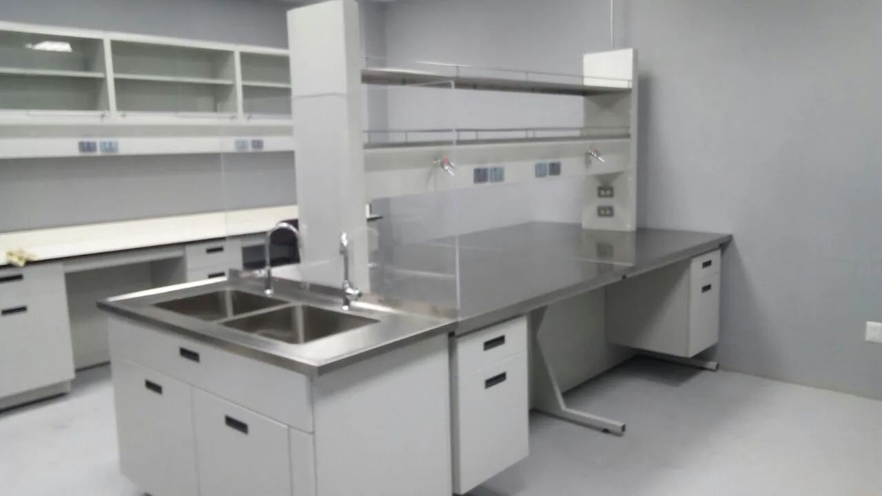 Tarja de acero inoxidable y módulo de lavado para laboratorio, fabricado por Santre Industrial en Monterrey, Nuevo León